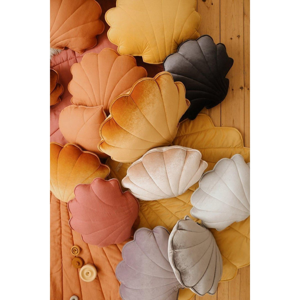 Fluwelen schelpkussen 'Gold Pearl'