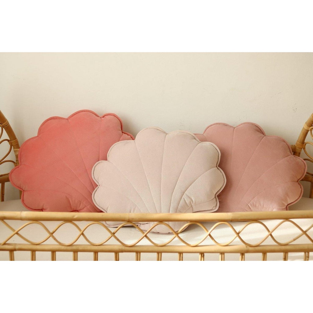 Fluwelen schelpkussen 'Poederroze'