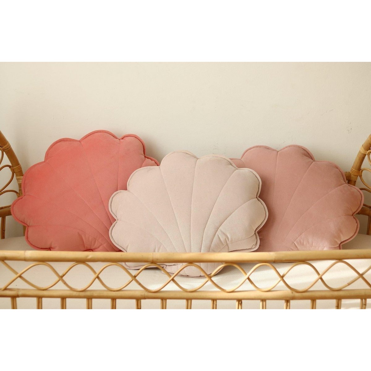 Fluwelen schelpkussen 'Poederroze'