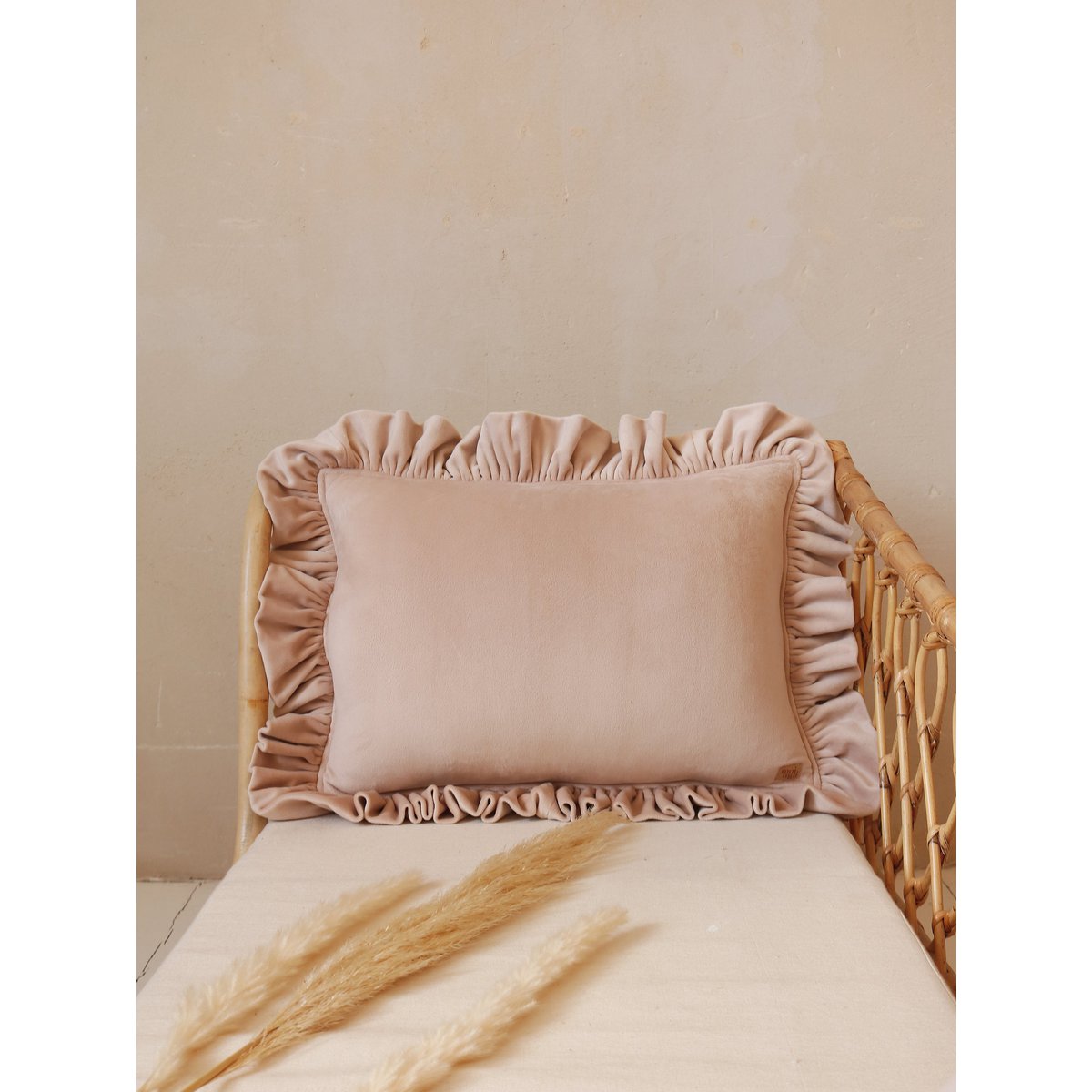 Zacht fluwelen kussen met ruche “Latte”