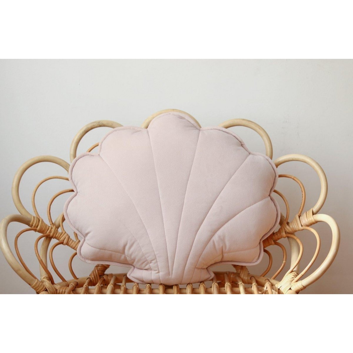 Fluwelen schelpkussen 'Poederroze'