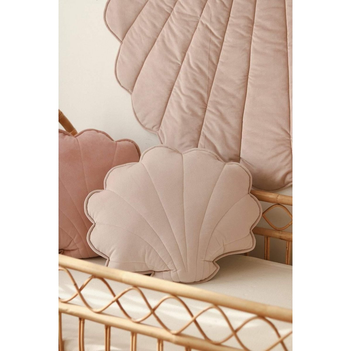 Fluwelen schelpkussen 'Poederroze'