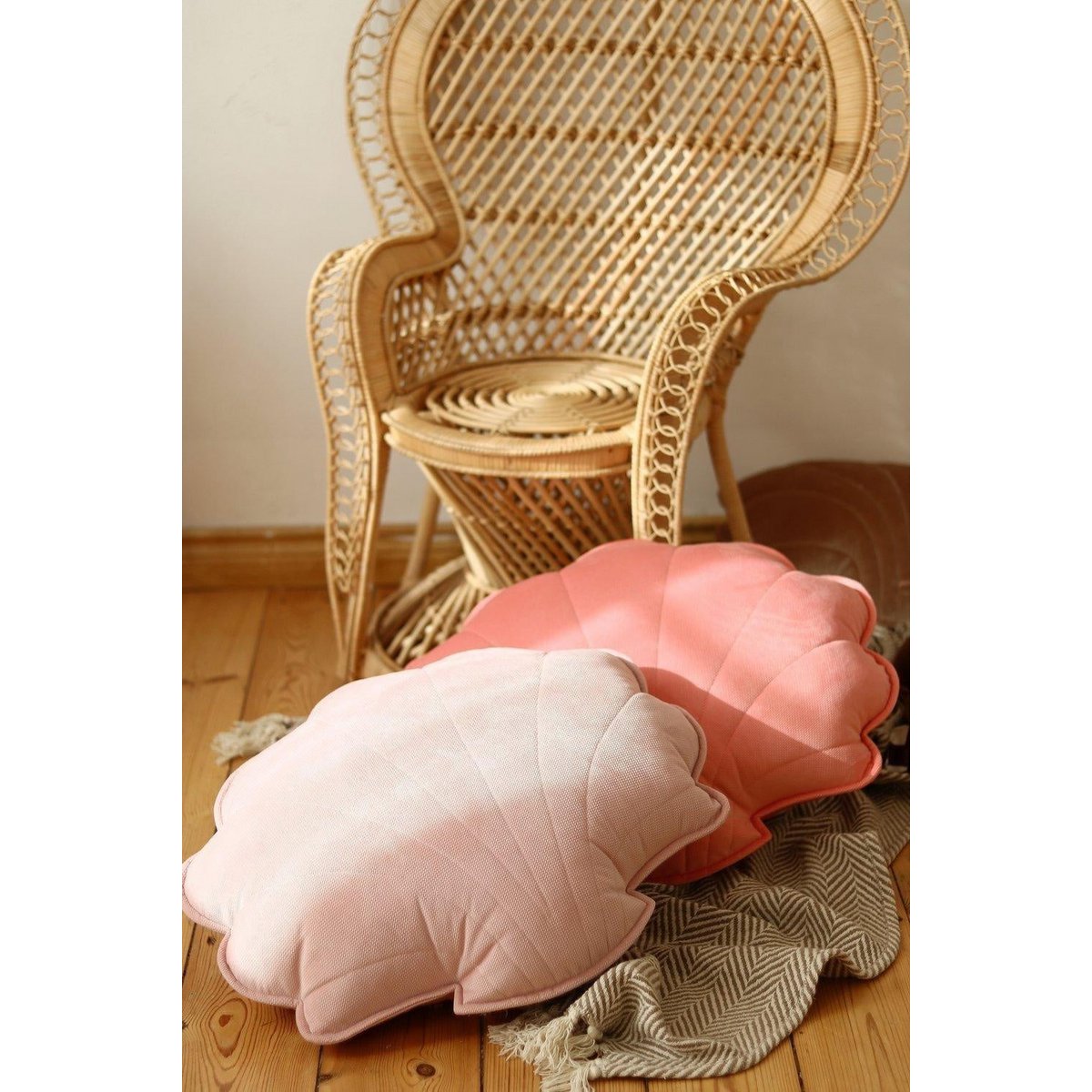 Fluwelen schelpkussen 'Poederroze'